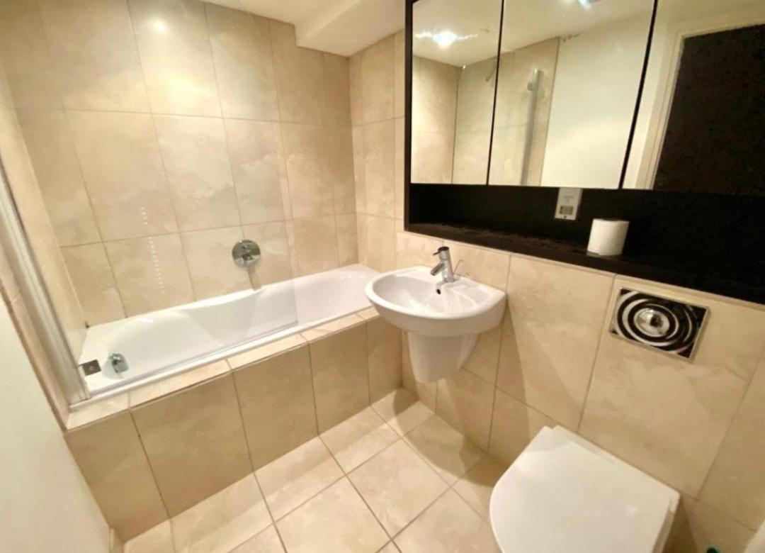Lovely 1 Bedroom Apartment With Free Parking & Gym Kirkburton Exterior foto