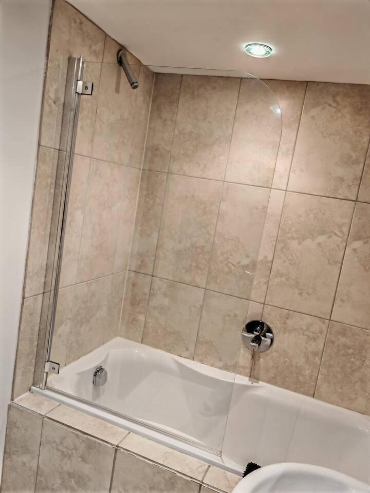 Lovely 1 Bedroom Apartment With Free Parking & Gym Kirkburton Exterior foto