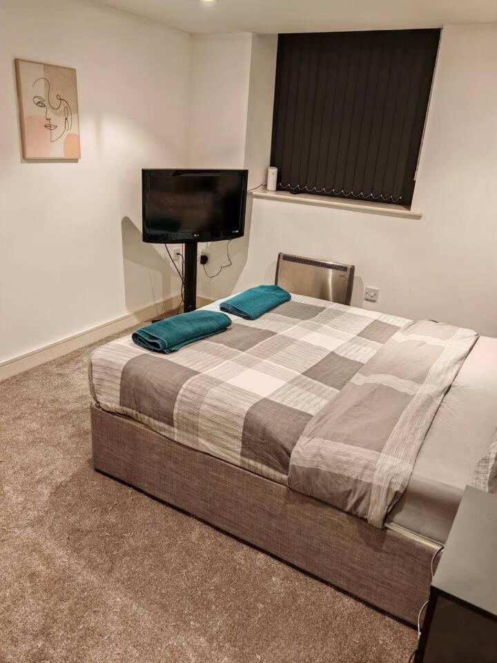 Lovely 1 Bedroom Apartment With Free Parking & Gym Kirkburton Exterior foto