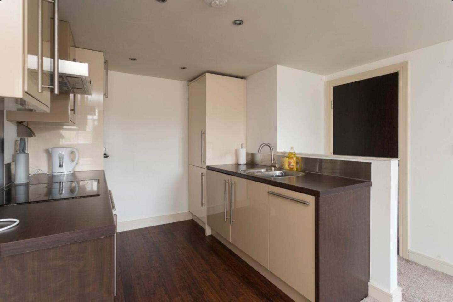 Lovely 1 Bedroom Apartment With Free Parking & Gym Kirkburton Exterior foto